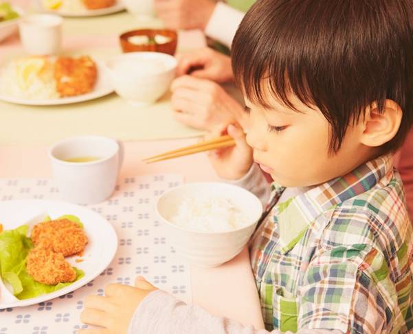 宝宝几个月学吃饭，探究婴幼儿饮食自理能力的成长过程